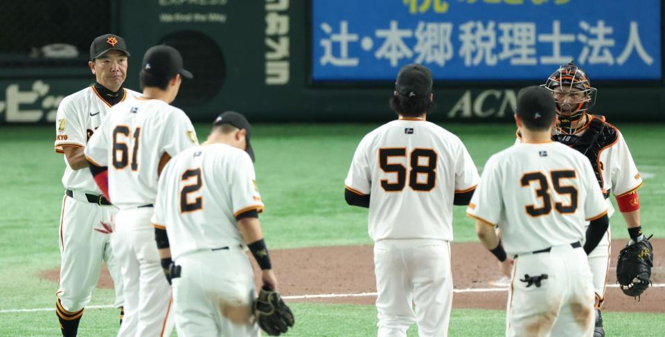 　１１回、船迫をマウンドから降ろし厳しい表情の阿部監督（撮影・金田祐二）