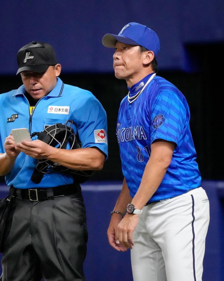　７回の攻撃を終え、選手交代を告げる三浦監督
