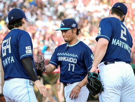 　７回を終え、ベンチに戻る伊藤