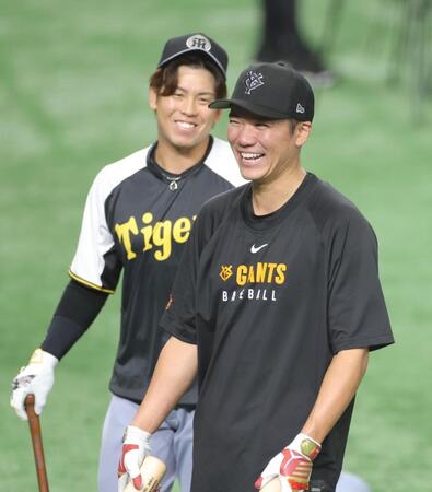 　談笑する梅野（左）と坂本（撮影・西岡正）