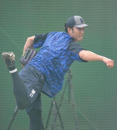 　ブルペンで投球練習をする藤浪（撮影・堀内翔）