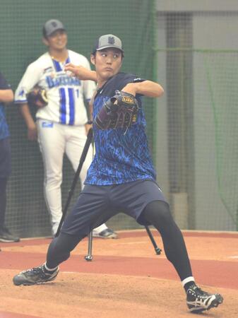 　ブルペンで投球練習をする藤浪。後方は山崎（撮影・堀内翔）