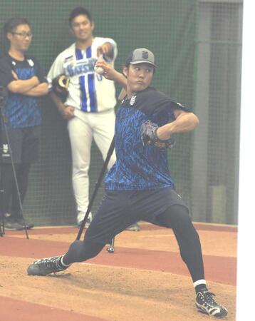 　ブルペンで投球練習をする藤浪。後方は山崎（撮影・堀内翔）