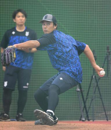 　ブルペンで投球練習をする藤浪（撮影・堀内翔）