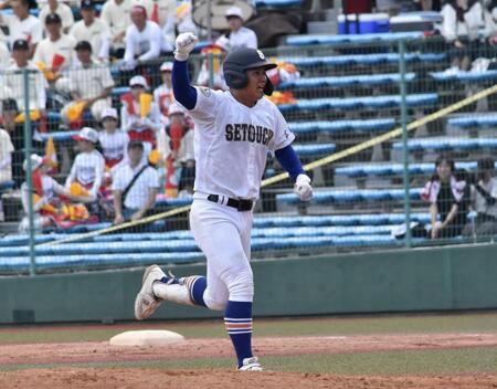 　サヨナラ打を放ち、ガッツポーズを見せる瀬戸内・芝花
