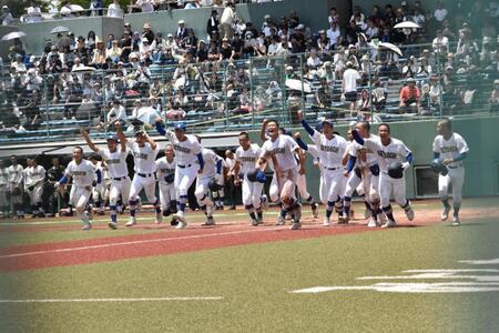 　ベスト４進出を決め喜びを爆発させる瀬戸内ナイン