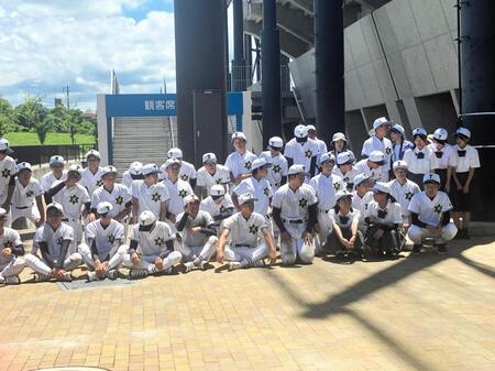 　さわやかな笑顔で試合後の記念撮影に収まった天王寺