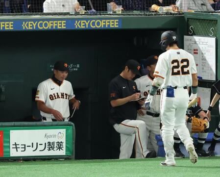 　４回、スリーバント失敗の小林に厳しい表情の阿部監督（撮影・金田祐二）