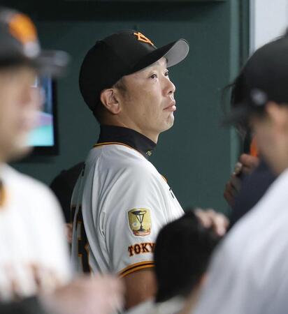 　４回、ベンチで厳しい表情の阿部監督