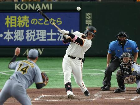 　４回、中前適時打を放つ丸（撮影・金田祐二）