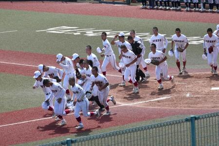 　勝利し、挨拶へと向かう広陵ナイン