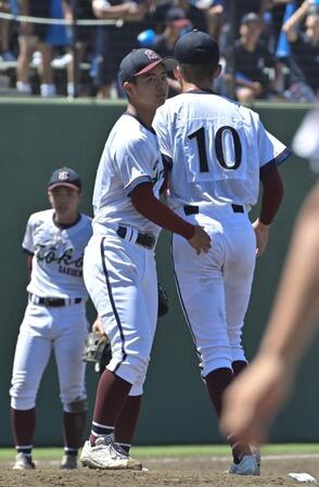 　３回、ピンチを迎えて時林晃成（右）に代わって登板する桐光学園・加賀滉太（撮影・持木克友）
