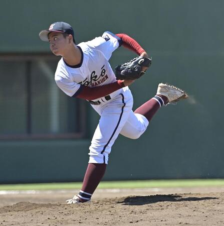 　３回途中から登板した桐光学園・加賀滉太（撮影・持木克友）