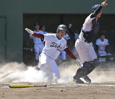 　３回、黄泰崇のスクイズで生還する桐光学園・末定徹太（撮影・持木克友）