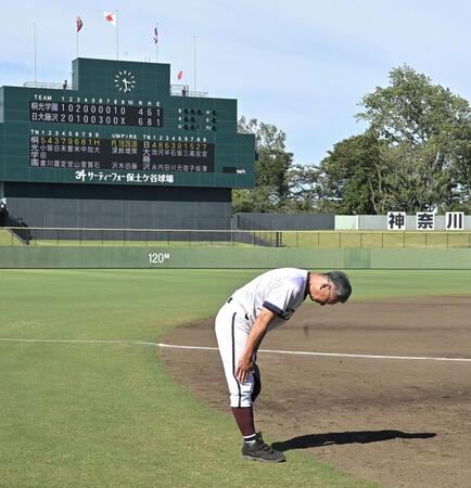 　試合を終えグラウンドに深々と一礼する桐光学園・野呂雅之監督（撮影・持木克友）
