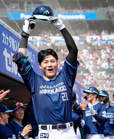 　４回、勝ち越し３ランを放ちスタンドの声援に応える清宮幸