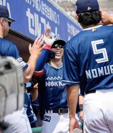 　１回、先頭打者本塁打を放ちナインに迎えられる五十幡