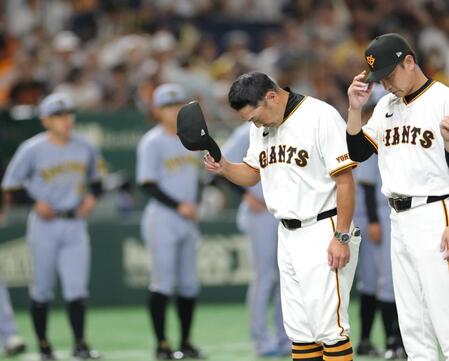 　阪神に連敗し、スタンドに向かって頭を下げる阿部監督（右から２人目）＝撮影・西岡正