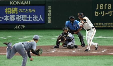 　９回、空振り三振に倒れる代打・長野（撮影・金田祐二）