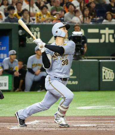　２回阪神２死、小幡が右越えに先制ソロを放つ＝東京ドーム