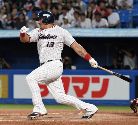 　２回、オスナは中前に勝ち越し適時打を放つ（撮影・佐藤厚）