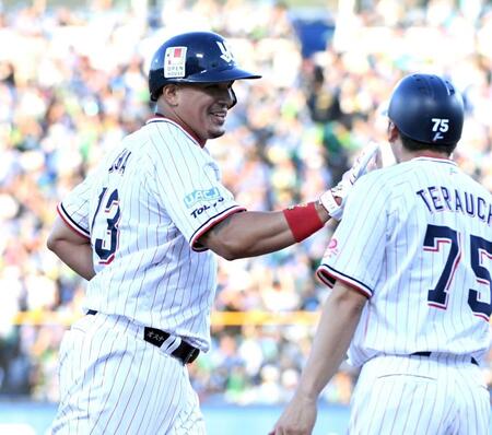 　１回、オスナ（左）は中越えに５号同点３ランを放ち、笑顔を見せる（撮影・佐藤厚）