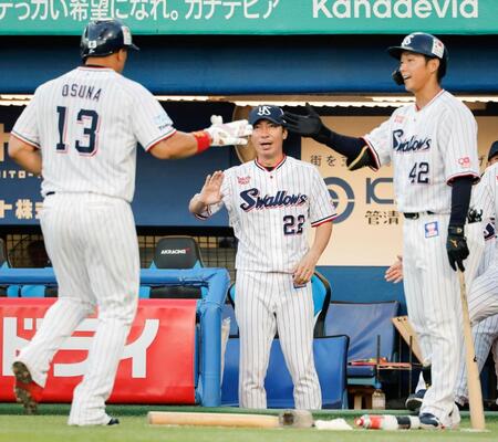 　１回、同点３ランを放ったオスナ（左）を迎える高津監督（中央）＝神宮