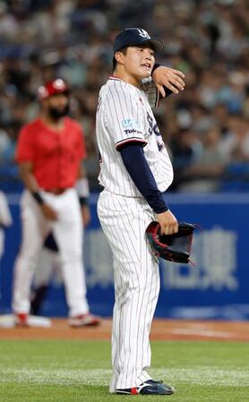 　５回、ファビアン（奥）の頭部に死球を与えた中村優