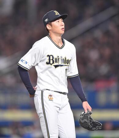　３回、逆転を許し苦しい表情でベンチへ戻る曽谷（撮影・開出牧）