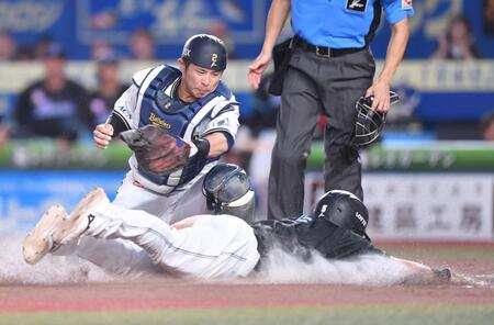 　３回、高部の左犠飛で勝ち越しのホームにヘッドスライディングする安田（手前）の生還を許す若月（撮影・開出牧）