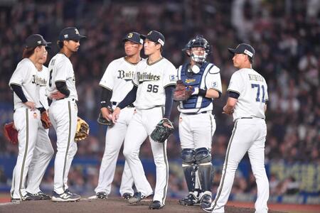 　６回、小川に左前打を打たれ降板した高島（９６）。右端は投手交代を告げた岸田監督（撮影・開出牧）