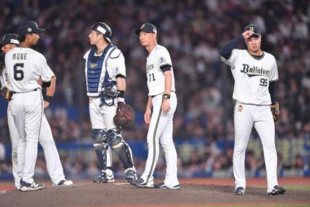 　６回、投手交代を告げた岸田監督（右から２人目）。右端は降板する才木（撮影・開出牧）