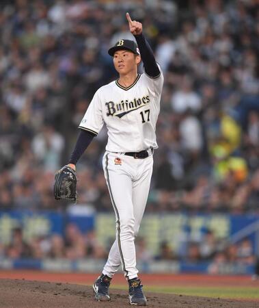 　２回、友杉を三飛に打ち取り打球を指さす曽谷（撮影・開出牧）