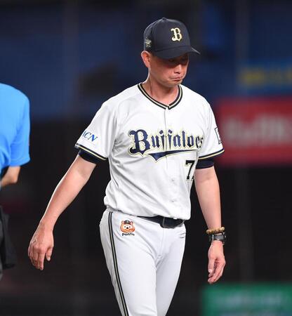 　８回、投手交代を告げた岸田監督（撮影・開出牧）