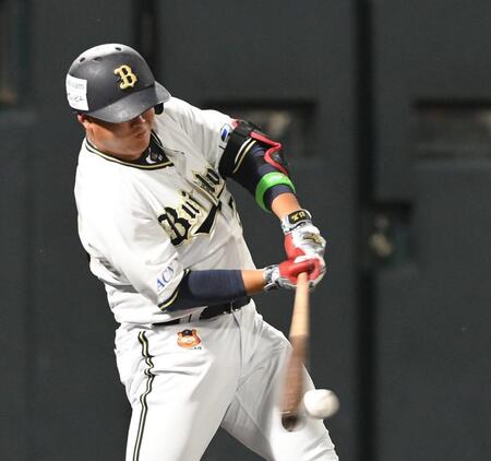 　５回、適時打を放つ笑顔の内藤（撮影・西田忠信）