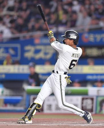 　５回、右越え適時二塁打を放つ宗（撮影・開出牧）