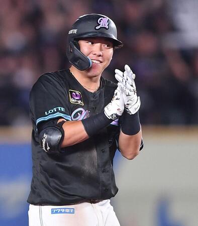 　６回、走者一掃の左越え適時二塁打を放ち笑顔で手をたたく安田（撮影・開出牧）