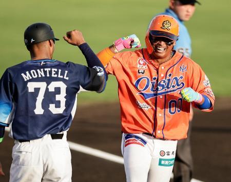 　１回、先制２ランを放ちガッツポーズする全イ・知念（右）＝レクザムボールパーク丸亀