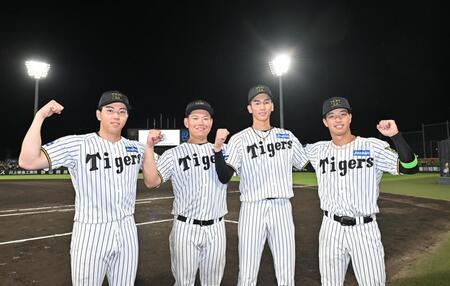 　（左から）工藤、嶋村、今朝丸、百崎（撮影・西田忠信）