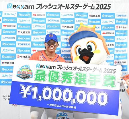 　ＭＶＰに選ばれた知念（撮影・西田忠信）