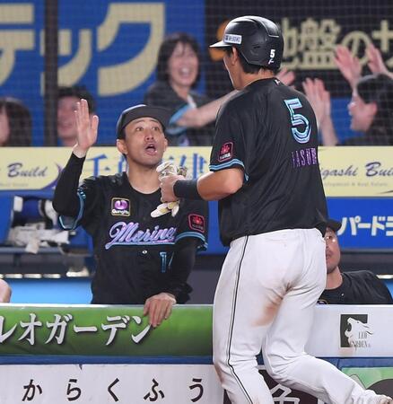 　６回、西川の中越え２点適時三塁打で生還した安田（右）とタッチを交わす小島（撮影・開出牧）