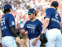 　７回を終え、ベンチに戻る伊藤