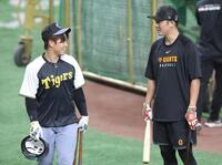 　坂本（右）と笑顔で話す梅野（撮影・西岡正）