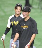 　談笑する梅野（左）と坂本（撮影・西岡正）