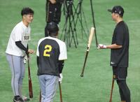 　巨人・坂本（右）と話す坂本（左）と梅野（撮影・西岡正）