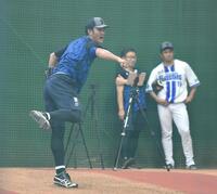 　ブルペンで投球練習を行った藤浪。後方右は山崎（撮影・堀内翔）