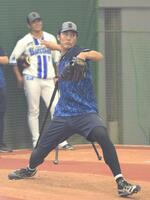 　ブルペンで投球練習をする藤浪。後方は山崎（撮影・堀内翔）