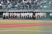 　サヨナラ負けを喫し、ベンチ前に整列する広島商ナイン