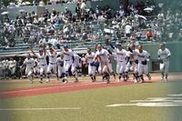 　ベスト４進出を決め喜びを爆発させる瀬戸内ナイン