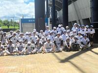 　さわやかな笑顔で試合後の記念撮影に収まった天王寺